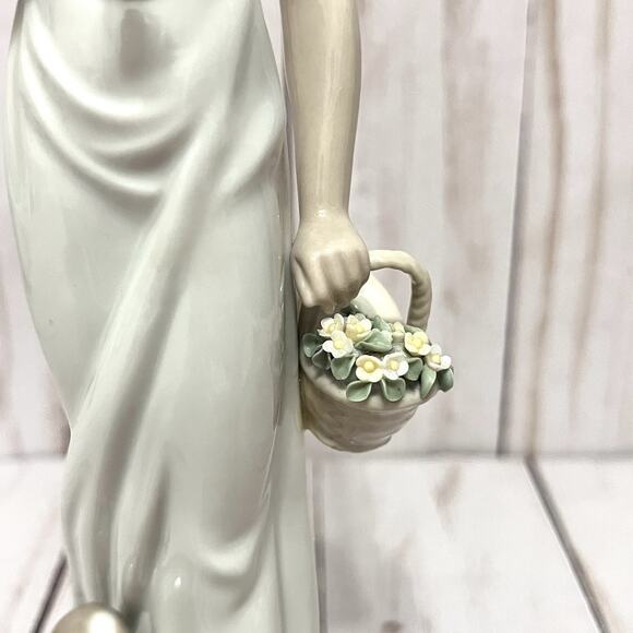 Vintage LLADRO #7617 Porcelain Figurine Garden Classic Woman & Umbrella **Broken - Picture 3 of 13